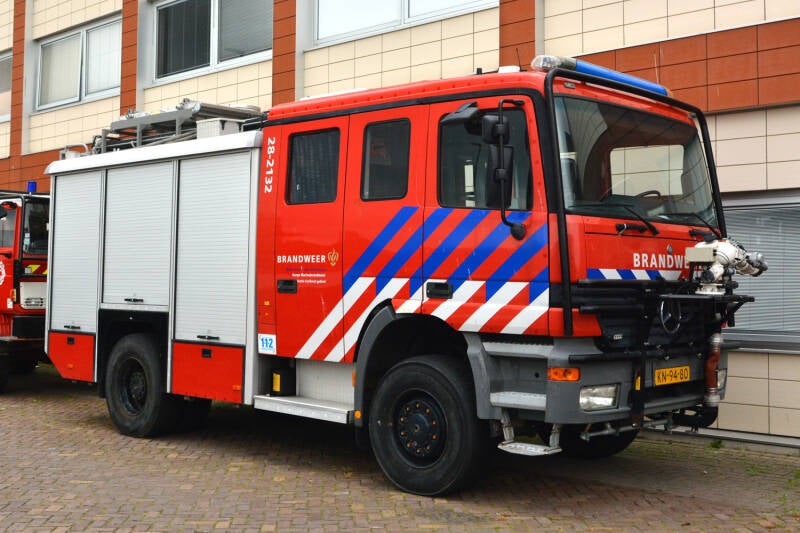 Kenteken: KN-94-80 Roepnummer: KL-1044 > 28-2032 > 28-2132 Type voertuig: TS6 LD3200 HD265 T3000 Merk &amp; Type: Mercedes Benz 1835AK39[Actros] Opbouw: Ziegler Brandweertechniek Bouwjaar: 1999 In dienst: 2010 Uit dienst: 2023 Standplaats: 't Harde (Elburg)