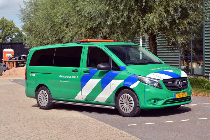 Kenteken: L-072-FL Roepnummer: 18-9893 Type voertuig: DA-OVD (bevolkingszorg) Merk &amp; Type: Mercedes Benz 116CDi32[Vito-Tourer] Opbouw: Bouwjaar: 2021 In dienst: 2021 Uit dienst: Standplaats: Regionaal inzetbaar Cluster / District: district Drechtsteden - 