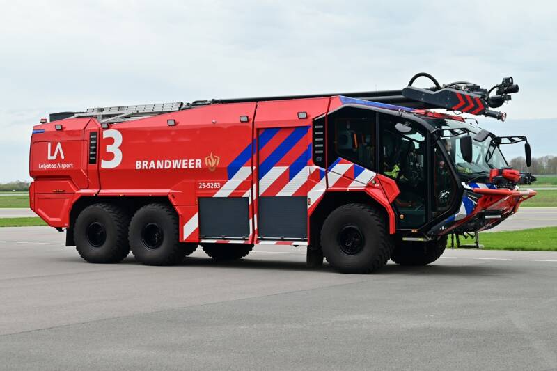 Kenteken: Roepnummer: 3 > 25-5263 Type voertuig: CT4 LD9000 T10000/1200 P250 Merk &amp; Type: Rosenbauer[New Panther](6x6) Opbouw: Rosenbauer Bouwjaar: 2021 In dienst: 2021 Uit dienst: