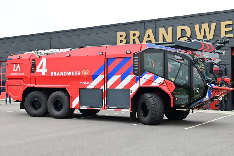 Kenteken: Roepnummer: 4 > 25-5264 Type voertuig: CT4 LD9000 T10000/1200 P250 Merk &amp; Type: Rosenbauer[New Panther](6x6) Opbouw: Rosenbauer Bouwjaar: 2021 In dienst: 2021