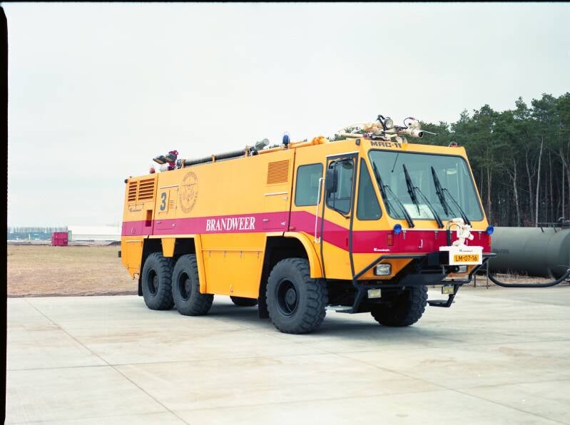 Kenteken: LM-07-16 Roepnummer: 3 > 962 Type voertuig: CT3 LD5000 T10000/600 P250 Merk &amp; Type: Kronenburg-MAC-11 Opbouw: Kronenburg Bouwjaar: 1995 In dienst: 1995 Uit dienst: 2006