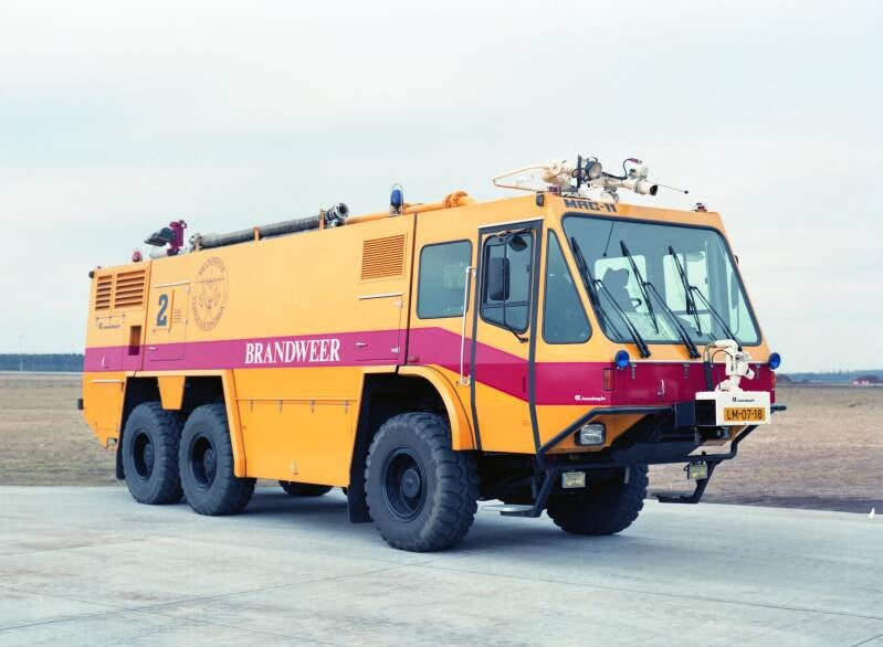 Kenteken: LM-07-18 Roepnummer: 2 Type voertuig: CT3 LD5500 T10000/600 P250 Merk &amp; Type: Kronenburg-MAC-11 Opbouw: Kronenburg Bouwjaar: 1995 In dienst: 2008 Uit dienst: 2008. Afkomstig van Vliegbasis Soesterberg