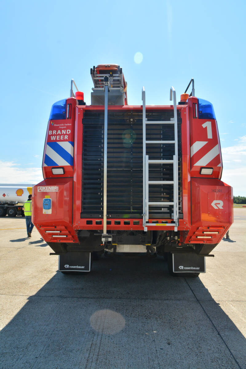 Kenteken: Roepnummer: 1 Type voertuig: CT2 LD6200 T12500/1500 Merk &amp; Type: Rosenbauer Panther (6x6) CA-5 Opbouw: Rosenbauer Bouwjaar: 2015 In dienst: 2015 Uit dienst: Standplaats: Beek.  Eerste Panthers voor een Nederlandse luchthaven.