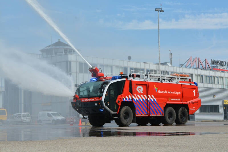 Kenteken: Roepnummer: 1 Type voertuig: CT2 LD6200 T12500/1500 Merk &amp; Type: Rosenbauer Panther (6x6) CA-5 Opbouw: Rosenbauer Bouwjaar: 2015 In dienst: 2015 Uit dienst: Standplaats: Beek.  Eerste Panthers voor een Nederlandse luchthaven.