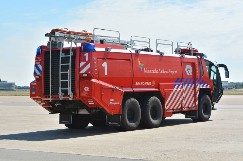 Kenteken: Roepnummer: 1 Type voertuig: CT2 LD6200 T12500/1500 Merk &amp; Type: Rosenbauer Panther (6x6) CA-5 Opbouw: Rosenbauer Bouwjaar: 2015 In dienst: 2015 Uit dienst: Standplaats: Beek.  Eerste Panthers voor een Nederlandse luchthaven.