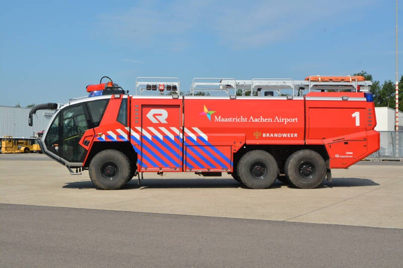 Kenteken: Roepnummer: 1 Type voertuig: CT2 LD6200 T12500/1500 Merk &amp; Type: Rosenbauer Panther (6x6) CA-5 Opbouw: Rosenbauer Bouwjaar: 2015 In dienst: 2015 Uit dienst: Standplaats: Beek.  Eerste Panthers voor een Nederlandse luchthaven.