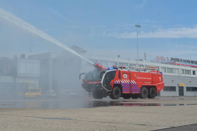 Kenteken: Roepnummer: 1 Type voertuig: CT2 LD6200 T12500/1500 Merk &amp; Type: Rosenbauer Panther (6x6) CA-5 Opbouw: Rosenbauer Bouwjaar: 2015 In dienst: 2015 Uit dienst: Standplaats: Beek.  Eerste Panthers voor een Nederlandse luchthaven.