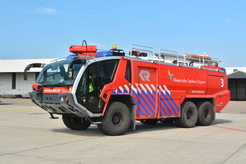 Kenteken:Roepnummer: 3  Type voertuig: CT2 LD6200 T12500/1500 Merk &amp; Type: Rosenbauer Panther (6x6) CA-5 Opbouw: Rosenbauer Bouwjaar: 2015 In dienst: 2015 Uit dienst: Standplaats: Beek. Eerste Panthers voor een Nederlandse luchthaven.
