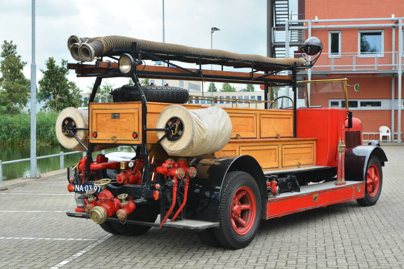 Kenteken: H-78441 > NA-03-97 Roepnummer: GD1 Type voertuig: AS10 LD1200 Merk &amp; Type: Magirus MLAS Opbouw: Geesink-Magirus Bouwjaar: 1929 In dienst: 1930 Uit dienst: 1960
