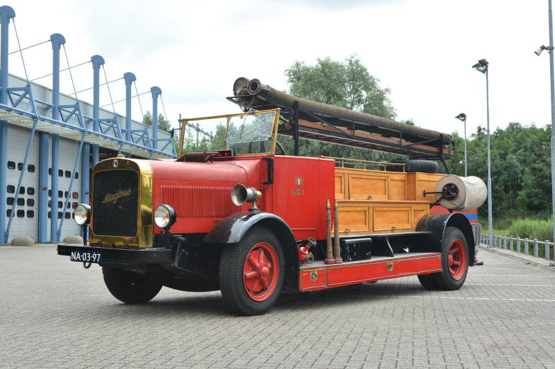 Kenteken: H-78441 > NA-03-97 Roepnummer: GD1 Type voertuig: AS10 LD1200 Merk &amp; Type: Magirus MLAS Opbouw: Geesink-Magirus Bouwjaar: 1929 In dienst: 1930 Uit dienst: 1960
