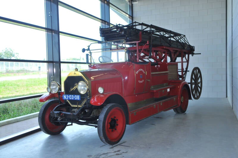 Kenteken: NJ-03-08 Roepnummer: Type voertuig: PM11 (WL-20) Merk &amp; Type: Daimler-Benz DC3dF Opbouw: Marienfelde-Metz Bouwjaar: 1923 In dienst: 19** Uit dienst: 19**