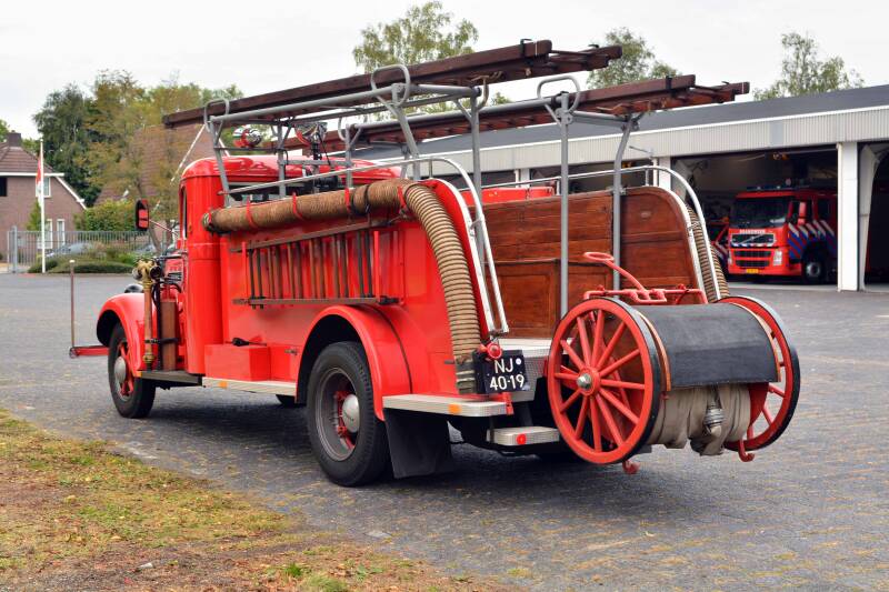Kenteken: A-31172 > NJ-40-19 Roepnummer: Type voertuig: TS12 LD2400 Merk &amp; Type: Studebaker K15-62 Opbouw: van Bergen Bouwjaar: 1939 In dienst: 1939 Uit dienst: 1976. 