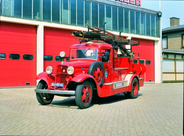 Kenteken: P-3264 Roepnummer: AS1 > NJ-40-46 Type voertuig: AS6 LD2000 Merk &amp; Type: Ford V8 Opbouw: Gijsbertsen-Kronenburg Bouwjaar: 1934 In dienst: 1934 Uit dienst: 19..  Museumobject, bezit brandweer Weert.