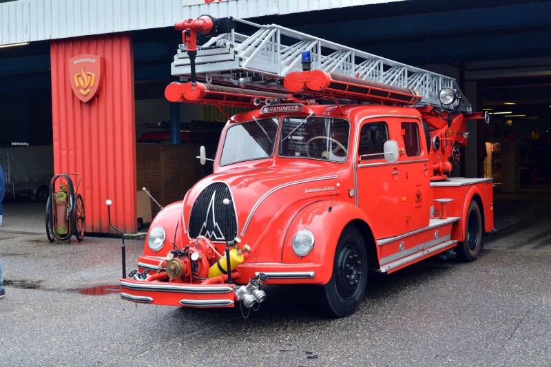 Kenteken: NV-88-55 Roepnummer: Type voertuig: AL-17+2 Merk &amp; Type: Commer T255[Superpoise] Opbouw: Remmers-Metz Bouwjaar: 1955 In dienst: 1960 Uit dienst: 1981. In bezit van brandweermuseum Hoogezan
