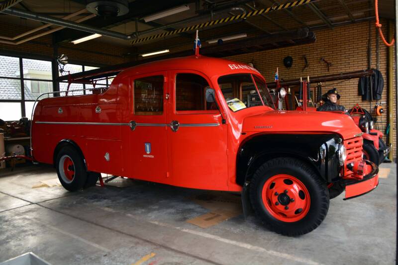 Kenteken: PB-16-47 Roepnummer: Type voertuig: TS7 HD300 T3500 Merk &amp; Type: Studebaker R17A Opbouw: van Bergen Bouwjaar: 1953 In dienst: 1953 Uit dienst: 1974. Inbezit Stichting Oud Brandweermateriaal Winschoten.  