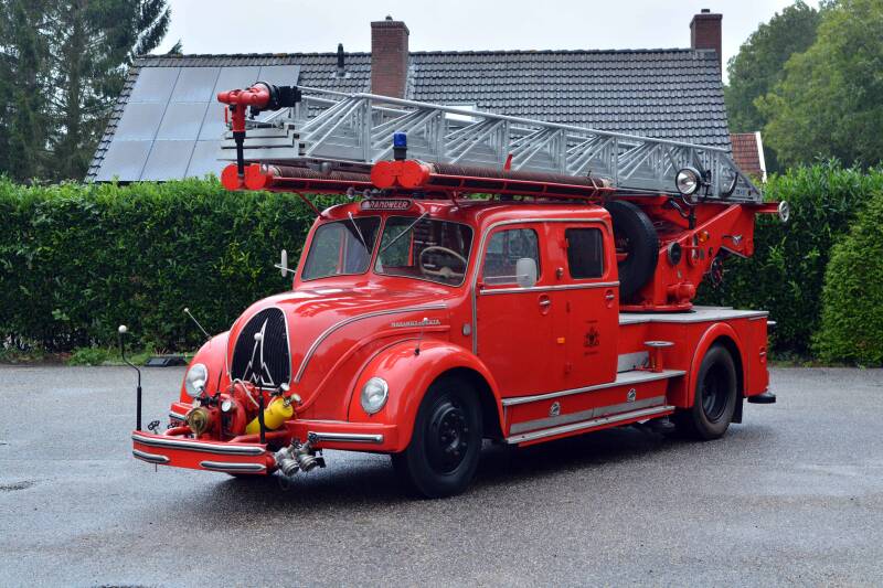 Kenteken: PF-40-71 Roepnummer: 20-651 Type voertuig: AL-25 [LD1600] Merk &amp; Type: Magirus Deutz S3504 Opbouw: Magirus Bouwjaar: 1955 In dienst: 1976 Uit dienst: 1991.  HBVV Hoogezand-Sappemeer