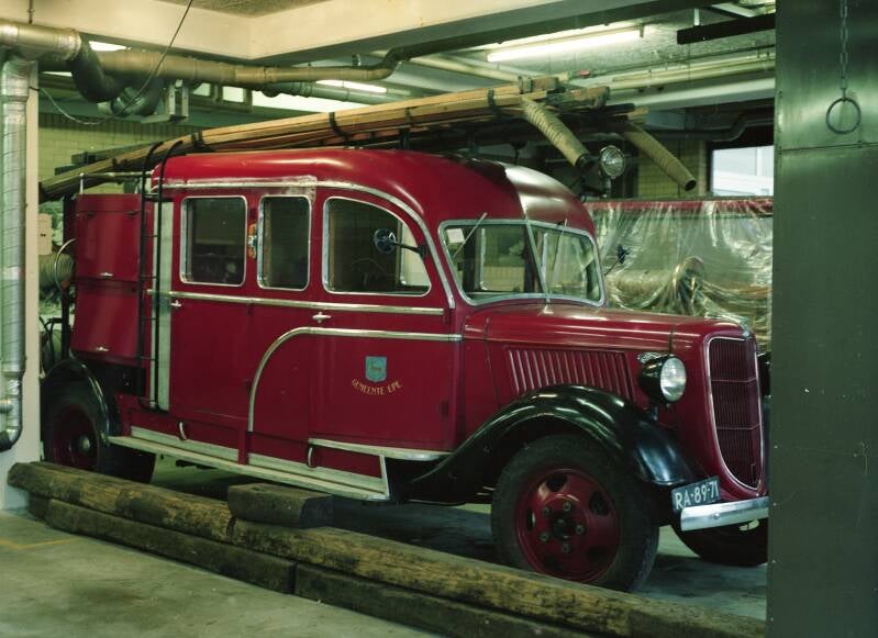 Kenteken: M-39348 > RA-89-71 Roepnummer: Type voertuig: AS. LD2000 Merk &amp; Type: Ford V8 Opbouw: Bikkers Bouwjaar: 1935 In dienst: 1948 Uit dienst: 19...  Oorspronkelijk geheel open, in 1948 ombouw uit PM door Bikkers. 