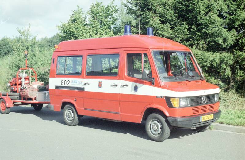 Kenteken: RP-32-GL Roepnummer: 874 > 802  Type voertuig: DB9 Merk &amp; Type: Mercedes Benz 207FD30 Opbouw: Bouwjaar: 1987 In dienst: 1985 Uit dienst:. Overgenomen van  Enschede.