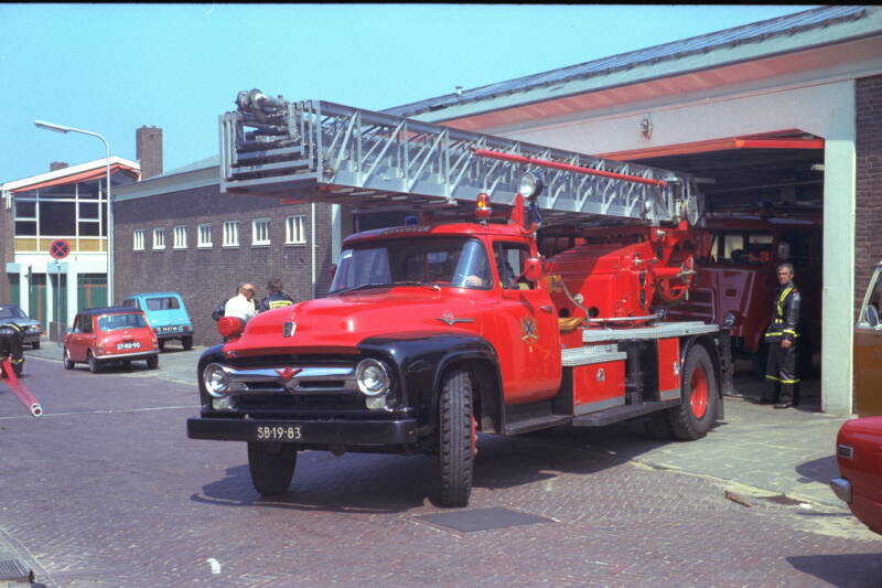 Kenteken: SB-19-83 Roepnummer: 2 Type voertuig: AL-25 Merk &amp; Type: Ford F620[Mercury] Opbouw: Metz-Voigt Bouwjaar: 1956 In dienst: 1956 Uit dienst: 1979