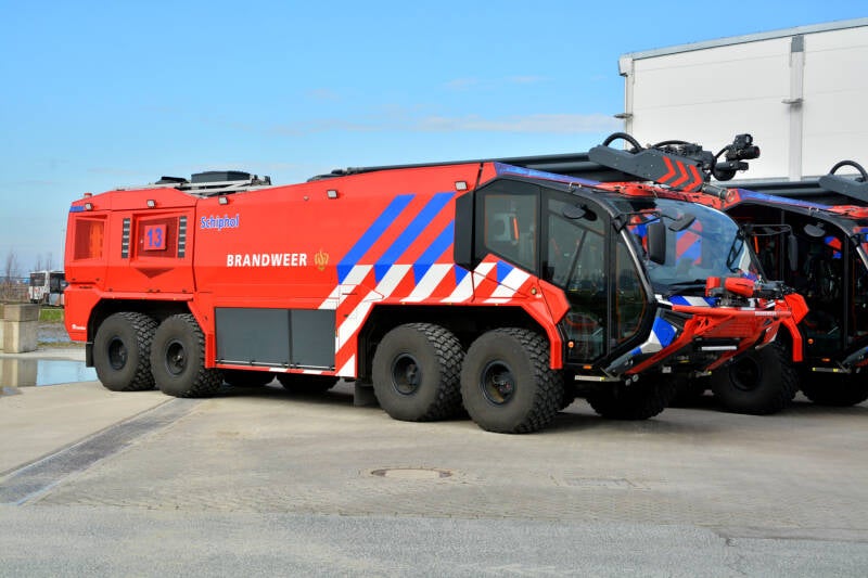 Kenteken: Roepnummer: 109 > BRW13 Type voertuig: CT4 LD10000 T13000/1600 P250 Merk &amp; Type: Rosenbauer 'NewPanther' (8x8) Opbouw: Rosenbauer Bouwjaar: 2019 In dienst: 2020 Uit dienst: Standplaats: Schiphol - Oefencentrum
