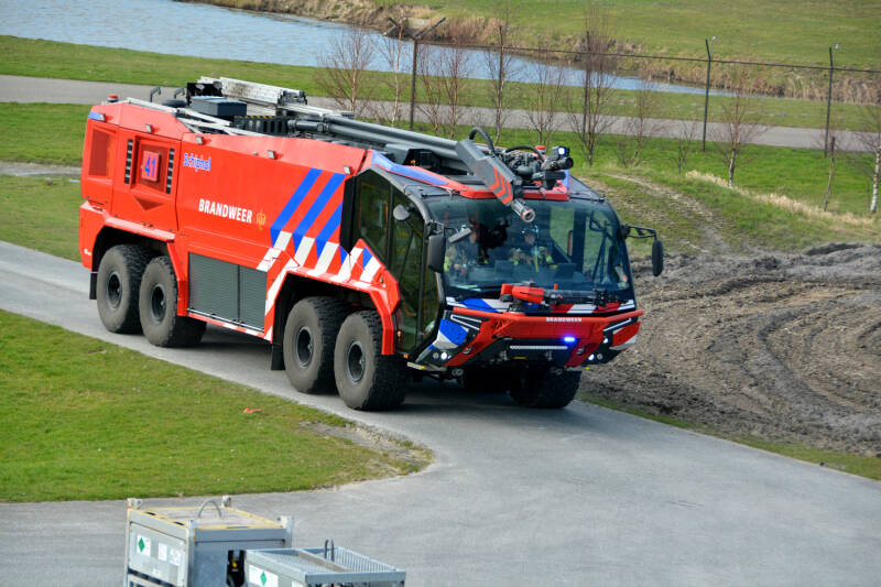Kenteken: Roepnummer: 110 > BRW41 Type voertuig: CT4 LD10000 T13000/1600 P250 Merk &amp; Type: Rosenbauer 'NewPanther' (8x8) Opbouw: Rosenbauer Bouwjaar: 2019 In dienst: 2020 Uit dienst: Standplaats: Schiphol - Oefencentrum