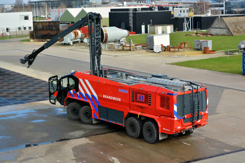 Kenteken: Roepnummer: 110 > BRW41 Type voertuig: CT4 LD10000 T13000/1600 P250 Merk &amp; Type: Rosenbauer 'NewPanther' (8x8) Opbouw: Rosenbauer Bouwjaar: 2019 In dienst: 2020 Uit dienst: Standplaats: Schiphol - Oefencentrum