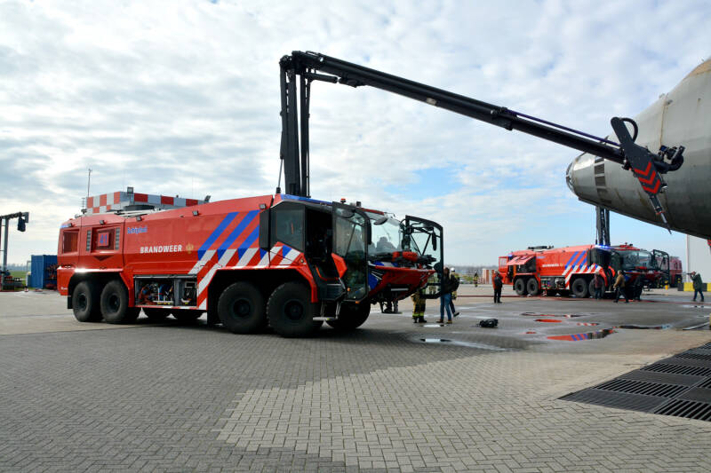 Kenteken: Roepnummer: 110 > BRW41 Type voertuig: CT4 LD10000 T13000/1600 P250 Merk &amp; Type: Rosenbauer 'NewPanther' (8x8) Opbouw: Rosenbauer Bouwjaar: 2019 In dienst: 2020 Uit dienst: Standplaats: Schiphol - Oefencentrum