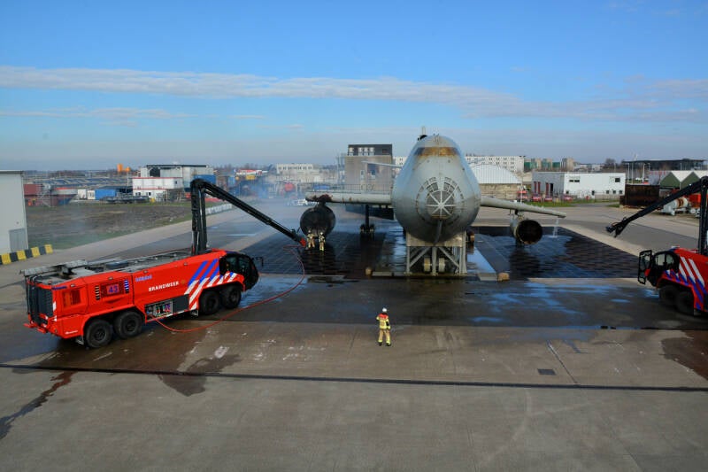 Kenteken: Roepnummer: BRW43 Type voertuig: CT4 LD10000 T13000/1600 P250 Merk &amp; Type: Rosenbauer 'NewPanther' (8x8) Opbouw: Rosenbauer Bouwjaar: 2019 In dienst: 2020 Uit dienst: Standplaats: Schiphol - Oefencentrum