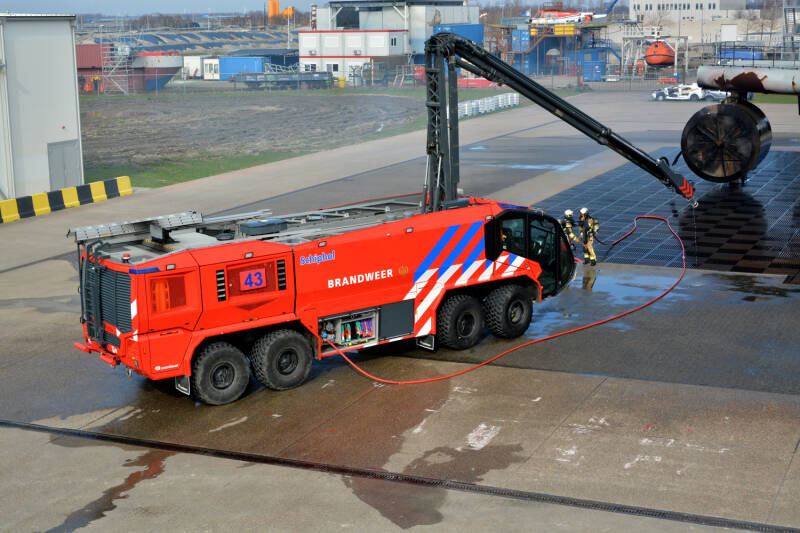 Kenteken: Roepnummer: BRW43 Type voertuig: CT4 LD10000 T13000/1600 P250 Merk &amp; Type: Rosenbauer 'NewPanther' (8x8) Opbouw: Rosenbauer Bouwjaar: 2019 In dienst: 2020 Uit dienst: Standplaats: Schiphol - Oefencentrum