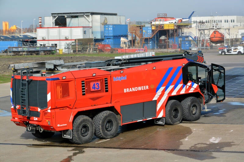 Kenteken: Roepnummer: BRW43 Type voertuig: CT4 LD10000 T13000/1600 P250 Merk &amp; Type: Rosenbauer 'NewPanther' (8x8) Opbouw: Rosenbauer Bouwjaar: 2019 In dienst: 2020 Uit dienst: Standplaats: Schiphol - Oefencentrum