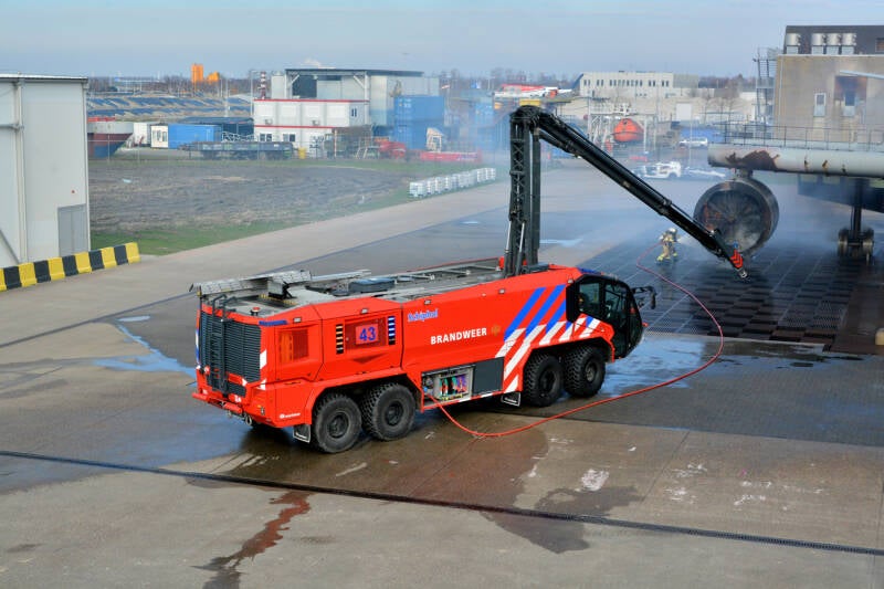 Kenteken: Roepnummer: BRW43 Type voertuig: CT4 LD10000 T13000/1600 P250 Merk &amp; Type: Rosenbauer 'NewPanther' (8x8) Opbouw: Rosenbauer Bouwjaar: 2019 In dienst: 2020 Uit dienst: Standplaats: Schiphol - Oefencentrum