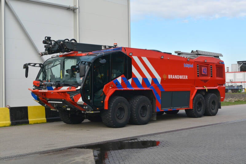 Kenteken: Roepnummer: BRW43 Type voertuig: CT4 LD10000 T13000/1600 P250 Merk &amp; Type: Rosenbauer 'NewPanther' (8x8) Opbouw: Rosenbauer Bouwjaar: 2019 In dienst: 2020 Uit dienst: Standplaats: Schiphol - Oefencentrum