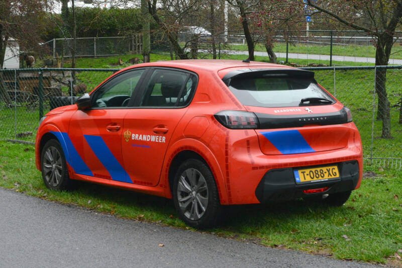 Kenteken: T-088-XG Roepnummer: Type voertuig: DA Merk &amp; Type: Peugeot 208 e-Style Opbouw: Bouwjaar: 2023 In dienst: 2023 Uit dienst: . Regionaal inzetbaar.