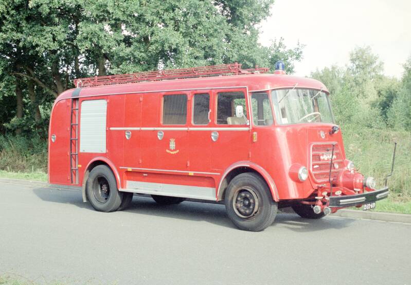 Kenteken: TS-22-69 Roepnummer: 802 Type voertuig: TS9 MD/LD1600 T1500 Merk &amp; Type: DAF A1300BA360 Opbouw: van Bergen Bouwjaar: 1962 In dienst: 1962 Uit dienst: 1981. Museumobject.