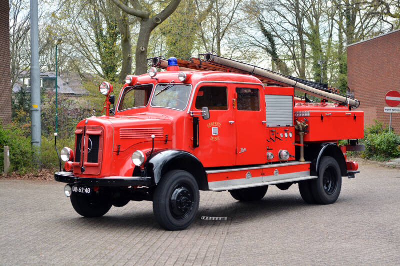 Kenteken: UB-62-40 Roepnummer: 801 > 610 Type voertuig: TS6 LD2500 T4000 Merk &amp; Type: Mercedes Benz LAF3500-.. Opbouw: Metz Bouwjaar: 1954 In dienst: 1961 Uit dienst: 1983 Standplaats: Bilthoven. Opmerking: Overgenomen van de RAF, tbv bosbrandbestrijding