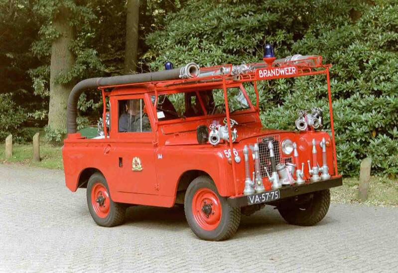 Kenteken: VA-57-75 Roepnummer: (144) 566 Type voertuig: PM2 [MSD-LD1200] Merk &amp; Type: Landrover 88-II TruckCab Opbouw: [Rosenbauer] Bouwjaar: 1966 In dienst: 1966 Uit dienst: 2000. Bezit Behoud Erfgoed Brandweer Amsterdam (BEBA)