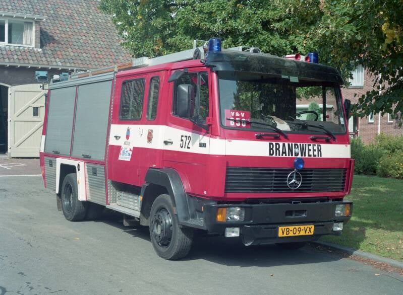 Kenteken: VB-09-VX Roepnummer: 47-572 Type voertuig: TS10 LD3000 HD250 T1500 Merk &amp; Type: Mercedes Benz 1117F34[Ecol] Opbouw: Doeschot-Rosenbauer Bouwjaar: 1988 In dienst: 1988 Uit dienst: 2004