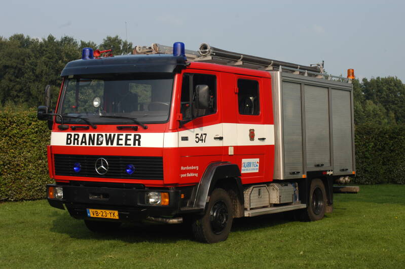 Kenteken: VB-23-YK Roepnummer: 20-847 > 20-547 Type voertuig: TS10 LD2500 HD400 T1500 Merk &amp; Type: Mercedes Benz 914F30[Ecol] Opbouw: Ajax-Ziegler Bouwjaar: 1987 In dienst: 1987 Uit dienst: 2006. 