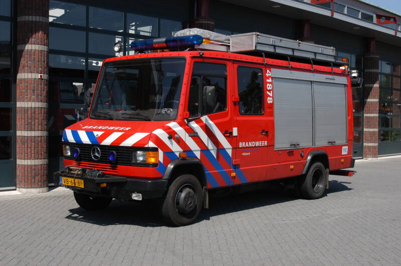 Kenteken: VB-66-BP Roepnummer: 41-878 Type voertuig: HV-2 / PM6 Merk &amp; Type: Mercedes Benz 811D37[Ecov] Opbouw: Doeschot Bouwjaar: 1988 In dienst: 1988 Uit dienst: 2007