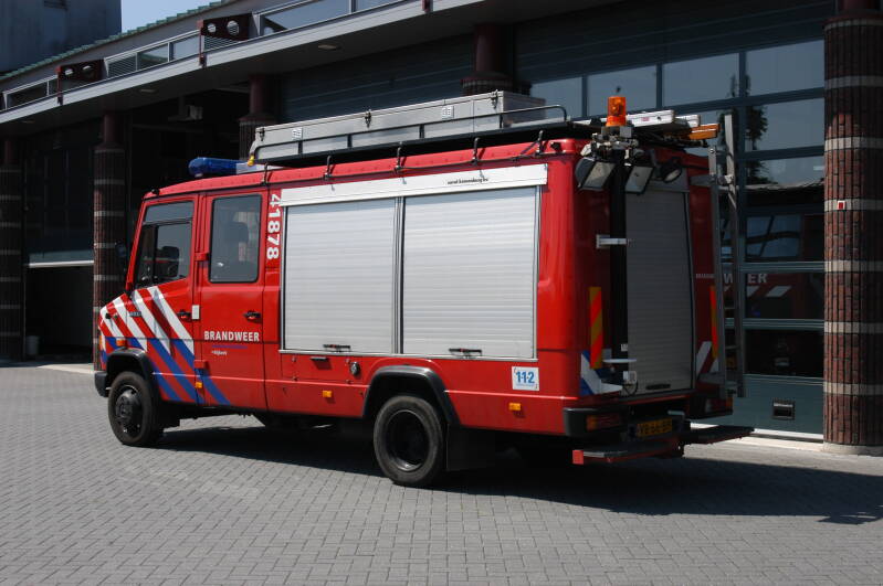 Kenteken: VB-66-BP Roepnummer: 41-878 Type voertuig: HV-2 / PM6 Merk &amp; Type: Mercedes Benz 811D37[Ecov] Opbouw: Doeschot Bouwjaar: 1988 In dienst: 1988 Uit dienst: 2007
