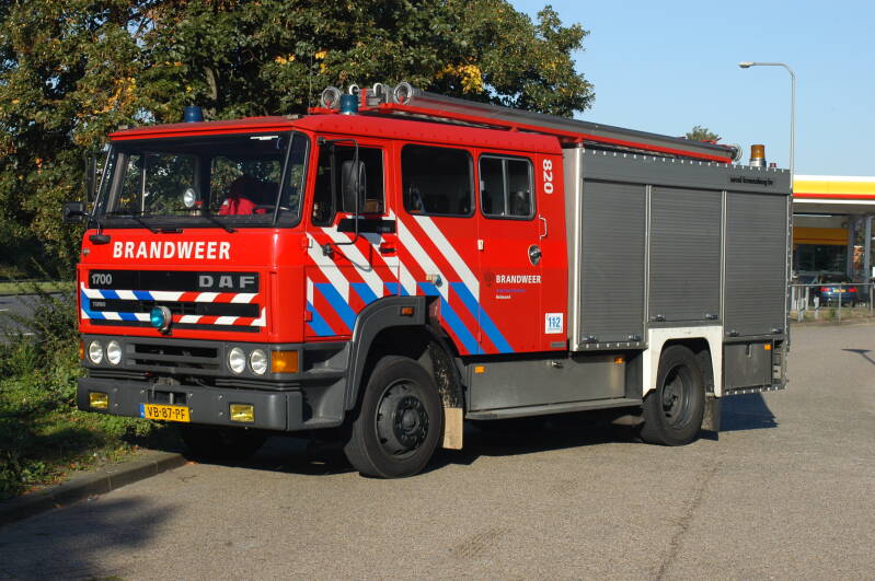 Kenteken: VB-87-PF Roepnummer: 723 > 81-820 Type voertuig: TS9 LD3000 HD240 T1500 Merk &amp; Type: DAF FF1700DNT365 Opbouw: Kronenburg Bouwjaar: 1988 In dienst: 1988 Uit dienst: 2009 Standplaats: Helmond-Brandevoort
