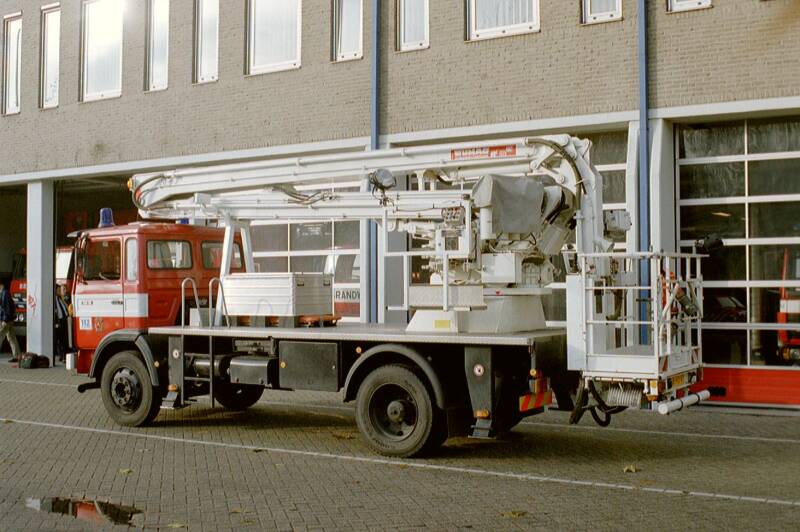 Kenteken: VB-90-VY Roepnummer: 752 Type voertuig: HW-18 Merk &amp; Type: Iveco-Magirus 110.16F40 Opbouw: Wümag Bouwjaar: 1988 In dienst: 1988 Uit dienst: 2004. Geëxporteerd naar: België (Pittem)