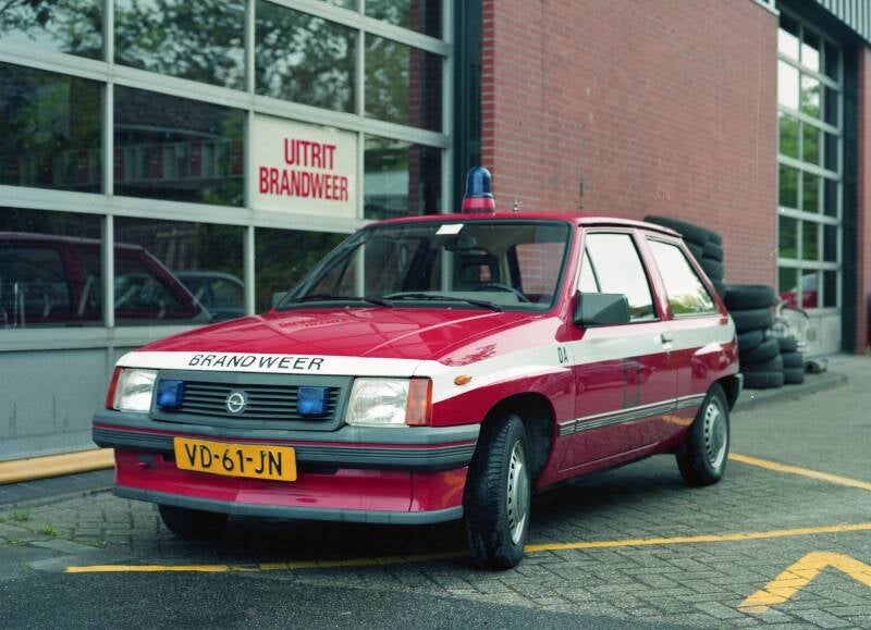 Kenteken: VD-61-JN Roepnummer: Type voertuig: DA Merk &amp; Type: Opel Corsa 1,2S Opbouw: Bouwjaar: 1989 In dienst: 1989 Uit dienst: 1998 Standplaats: Naaldwijk