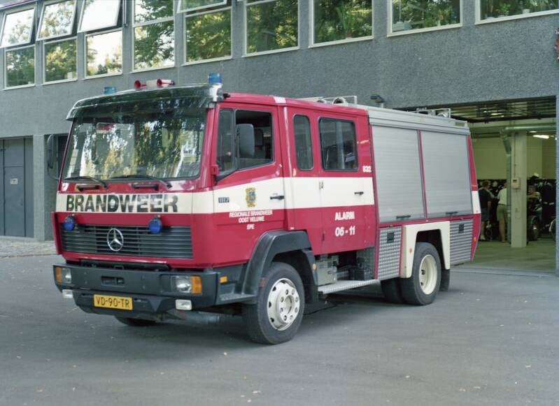 Kenteken: VD-90-TR Roepnummer: 38-832 Type voertuig: TS9 LD3000 HD250 T1500 Merk &amp; Type: Mercedes Benz 1117F31[Ecol] Opbouw: Doeschot-Rosenbauer Bouwjaar: 1988 In dienst: 1988 Uit dienst: 199.. Naar Vaassen.