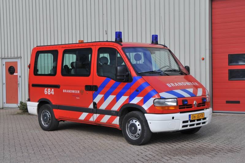 Kenteken: 06-JG-FX Roepnummer: 684 Type voertuig: DB-K Merk &amp; Type: Renault T31-Master Minibus 2,5DCi Opbouw: Bouwjaar: 2002 In dienst: 2002 Uit dienst: 2013. Naar brandweer Bergen (Lb)
