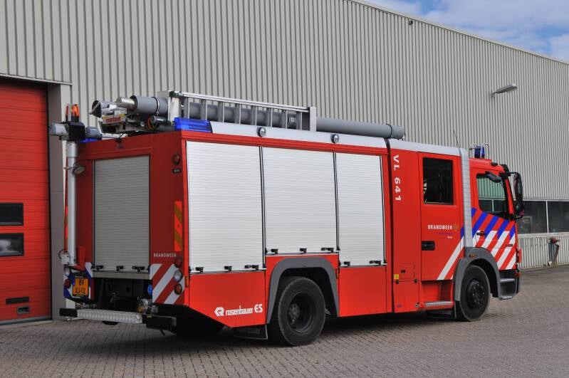 Kenteken: BV-XJ-12 Roepnummer: VL641 Type voertuig: TS8 LD3000 HD250 T2200/200 Merk &amp; Type: Mercedes Benz 1329F..[Atego] Opbouw: Kenbri-Rosenbauer Bouwjaar: 2009 In dienst: 2009 Uit dienst: 2011. Naar brandweer Belfeld