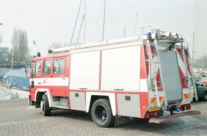 Kenteken: VH-38-XN Roepnummer: TS411-2 > TS33-1 > TS33-3 > TS33-2 Type voertuig: TS8 LD3000 HD250 T1500 Merk &amp; Type: Volvo FL614-34 Opbouw: Doeschot-Rosenbauer Bouwjaar: 1990 In dienst: 1990 Uit dienst: 2002.  Geëxporteerd naar: Noorwegen 