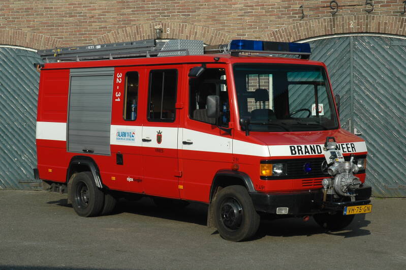 Kenteken: VH-75-GN Roepnummer: 708 > 03-3231 Type voertuig: AS10 (GM) LD2600 P250 Merk &amp; Type: Mercedes Benz 811FD37[Ecov] Opbouw: Ajax-Ziegler Bouwjaar: 1990 In dienst: 1990 Uit dienst: 2010