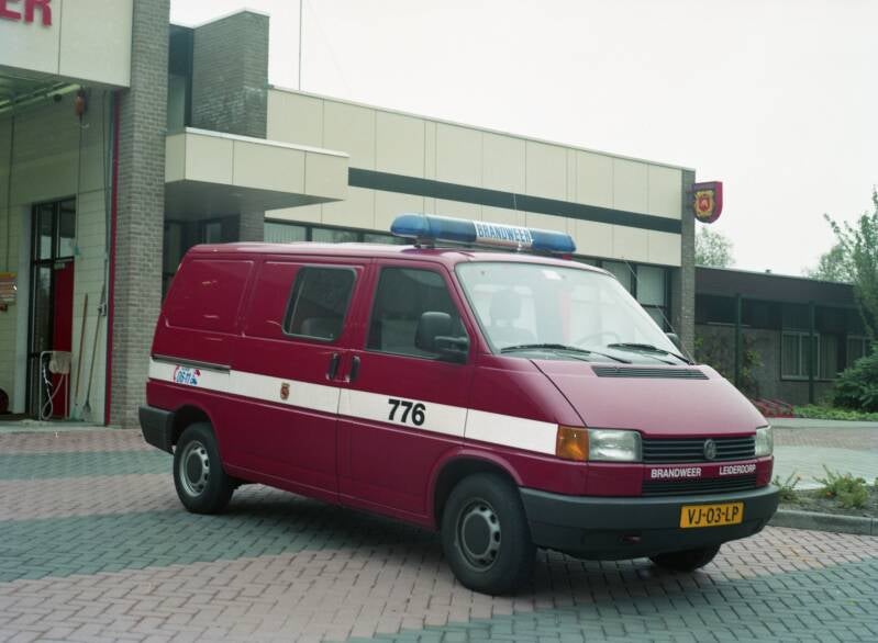 Kenteken: VJ-03-LP Roepnummer: 776 Kenteken: VJ-03-LP Type voertuig: PM6 Merk &amp; Type: Volkswagen Transporter T4-Bestel-D Opbouw: Bouwjaar: 1990 In dienst: 1995 Uit dienst: 2002