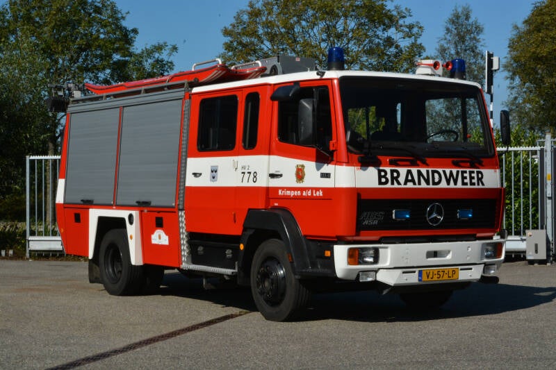 Kenteken: VJ-57-LP Roepnummer: 62-778 > 16-3585 Type voertuig: HV-2 / PM6 Merk &amp; Type: Mercedes Benz 1114F34[Ecol] Opbouw: Doeschot-Rosenbauer Bouwjaar: 1990 In dienst: 2003 Uit dienst: 2016. Van Brandweer Katwijk. Nu in bezit St. Hist. Brandweermat. HM